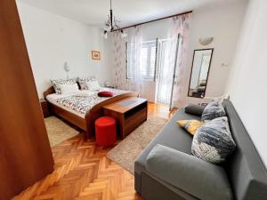 Ein Bett oder Betten in einem Zimmer der Unterkunft Mary Loo Apartments Rab