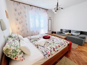 Ein Bett oder Betten in einem Zimmer der Unterkunft Mary Loo Apartments Rab