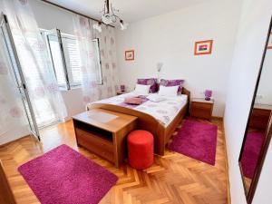 Ein Bett oder Betten in einem Zimmer der Unterkunft Mary Loo Apartments Rab