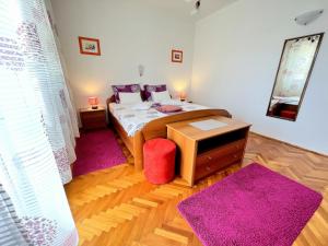 Ein Bett oder Betten in einem Zimmer der Unterkunft Mary Loo Apartments Rab
