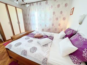Ein Bett oder Betten in einem Zimmer der Unterkunft Mary Loo Apartments Rab