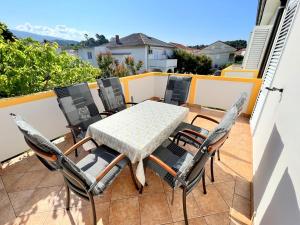 Ein Balkon oder eine Terrasse in der Unterkunft Mary Loo Apartments Rab
