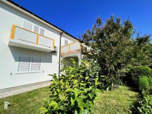 Ein Garten an der Unterkunft Mary Loo Apartments Rab