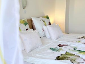 Ein Bett oder Betten in einem Zimmer der Unterkunft Mary Loo Apartments Rab
