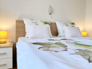 Ein Bett oder Betten in einem Zimmer der Unterkunft Mary Loo Apartments Rab