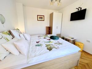 Ein Bett oder Betten in einem Zimmer der Unterkunft Mary Loo Apartments Rab