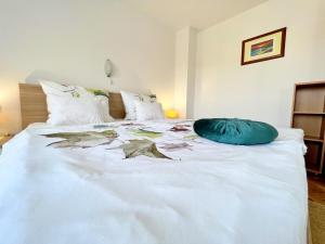 Ein Bett oder Betten in einem Zimmer der Unterkunft Mary Loo Apartments Rab