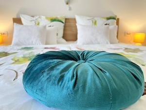 ein großes blaues Kissen auf dem Bett in der Unterkunft Mary Loo Apartments Rab in Rab