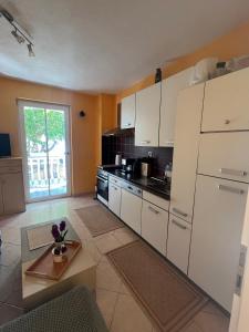 Kuchyň nebo kuchyňský kout v ubytování Casa Mare Rtina Garten Zwei Baeder EG