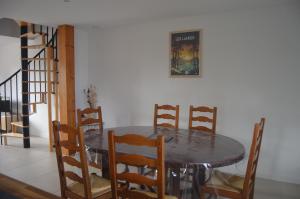a dining room with a table and chairs at Maison landaise rénovée avec charme in Lit-et-Mixe