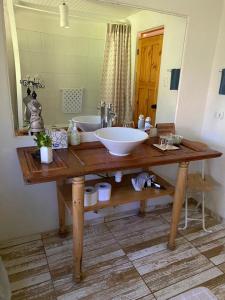 uma casa de banho com um grande lavatório numa mesa de madeira em Casa Amatista Travels em Vicuña