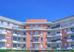 une image d'un immeuble d'appartements avec balcon dans l'établissement RARE Terrasse, Parking, proche Orly, Scène nationale 10 mn à pieds RER D, à Courcouronnes