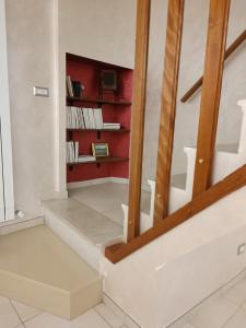 una escalera en una habitación con una pared roja en La Casa di GioAna, en Campodipietra