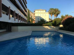 uma piscina em frente a um edifício em Studio Antonio em Menton