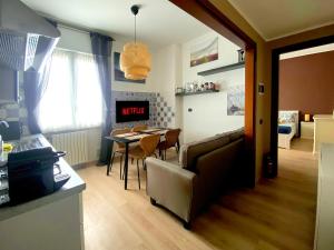 ペーロにあるRFM - RhoFieraMilan Apartmentのキッチンとテーブルとソファのあるリビングルーム +5枚の写真
