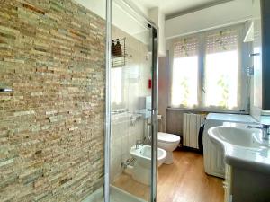 ペーロにあるRFM - RhoFieraMilan Apartmentのシャワー、トイレ、洗面台を備えたバスルーム