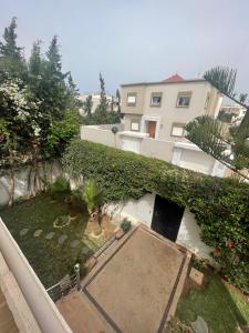 vista aerea di un cortile con un edificio di villa founty ad Agadir
