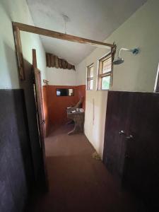 un baño vacío con lavabo en una habitación en Bwindi my home 