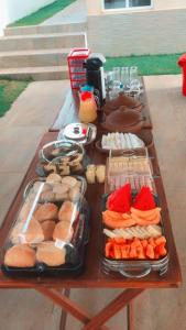 una mesa de picnic con diferentes tipos de comida. en Vilamar, en Tibau do Sul