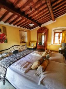 1 dormitorio con 1 cama grande en una habitación en Casa nel bosco Il Grottone, en Montaione