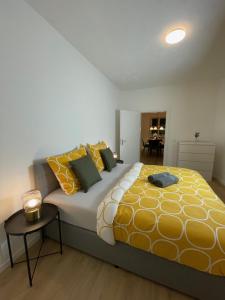 um quarto com uma cama grande e almofadas amarelas em GROSS - REAL ESTATE em Leoben