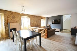 A television and/or entertainment centre at Casa con piscina en zona rural