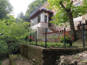 een huis met een hek voor een tuin bij Casa dei Faggi in Tolfa