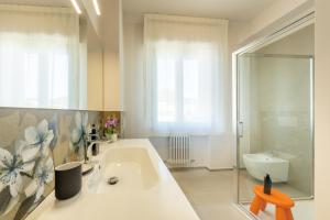 een badkamer met een bad, een wastafel en een douche bij Dea Suite Room in San Benedetto del Tronto