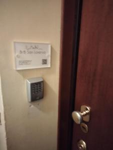 una puerta con un teléfono público en la pared en BeB San Lorenzo, en Bérgamo