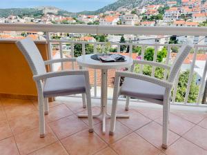 uma mesa e cadeiras numa varanda com vista em Apartments Sunny Elza em Hvar