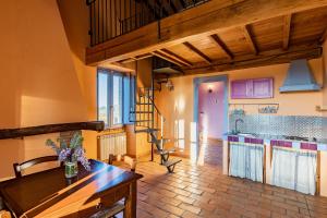 - une cuisine avec une table en bois dans une chambre dans l'établissement Casale del Rosmarino - Suite Albicocca, à Montefiascone