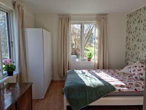 1 dormitorio con cama y ventana en Charmigt hus på landet nära till bad, en Strömstad