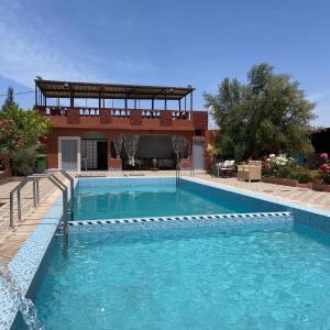 een groot zwembad voor een huis bij Résidence Sidi Abdeljalil 