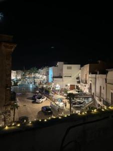 une ville la nuit avec des voitures garées dans un parking dans l'établissement La Biancasa, à Carovigno