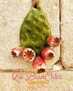 un fruit vert et rose sur un morceau de pain dans l'établissement La Biancasa, à Carovigno