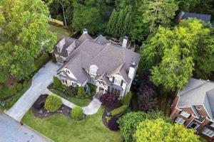 - une vue aérienne sur une grande maison avec une cour dans l'établissement Paytons Place, à Atlanta