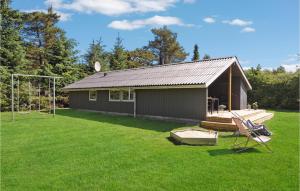 FjerritslevにあるAmazing Home In Fjerritslev With 3 Bedrooms, Sauna And Wifiのサッカー場と遊び場のある家