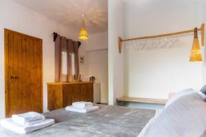 En eller flere senge i et værelse på Sirens beach houses + 37 billeder