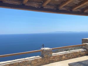 - une vue sur le ciel bleu depuis un mur en pierre dans l'établissement Blue Calm Luxury Villa in Sifnos, à Artemonas