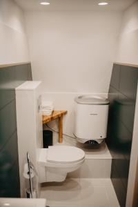 un piccolo bagno con servizi igienici e tavolo di MiLight ad Aucugals