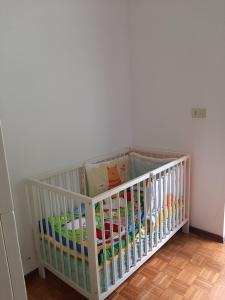 a crib filled with lots of toys in a room at TERRAZZA SUL BORGO in Venzone