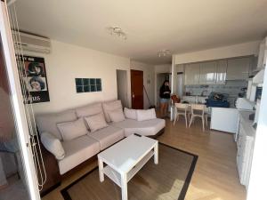 RadazulにあるApartamento el Canoのリビングルーム(白いソファ付)、キッチンが備わります。