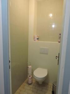 ein kleines Bad mit WC in einem Zimmer in der Unterkunft Gîte 5-6 personnes « Chez Marlène »proche de Nigloland in Meurville