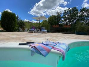 a towel sitting on the edge of a swimming pool at Gorges du Verdon : Guest house avec piscine in Baudinard