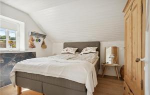 Postel nebo postele na pokoji v ubytování Amazing Home In Brkop With Kitchen