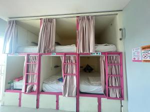 Ein Etagenbett oder Etagenbetten in einem Zimmer der Unterkunft Arena Boutique Hotel Female only