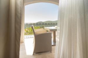 una puerta abierta a un balcón con mesa y sillas en Apartments Horizont en Budva
