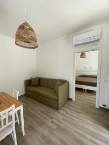 - un salon avec un canapé et une table dans l'établissement Residence San Domenico, à Ischia