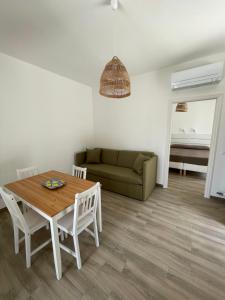 - un salon avec une table et un canapé dans l'établissement Residence San Domenico, à Ischia