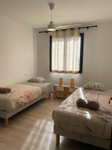 Ένα ή περισσότερα κρεβάτια σε δωμάτιο στο Maison familiale à Ahetze à 10 min des plages